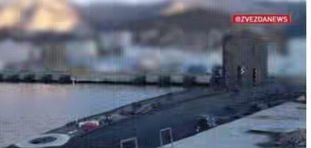 俄罗斯新罗西斯克军港，为了证明潜艇没有被乌军的水下潜航器摧毁，俄红星电视台在潜艇