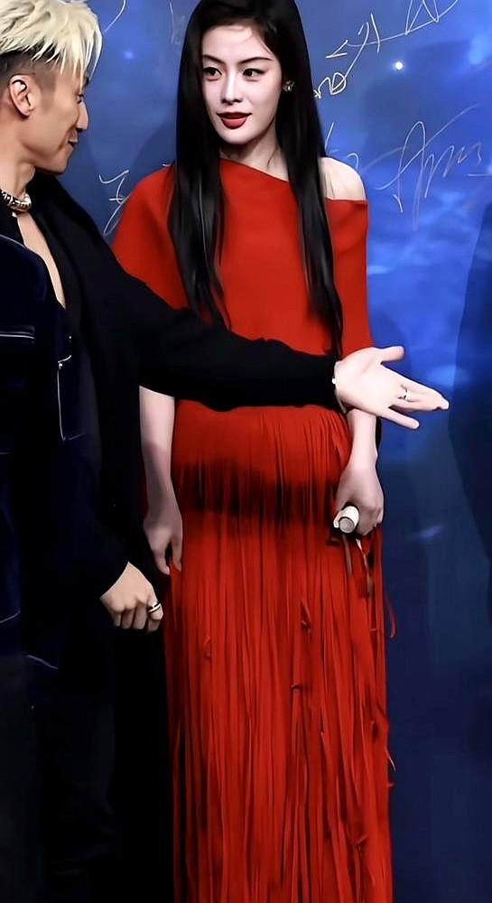 都说陈丽君台上是霸总，怎么一看到谢霆锋，眼神就躲闪，话都不敢多说？她出圈后，