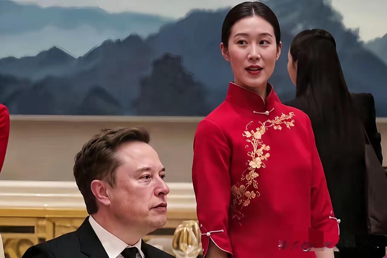 不知道大家注意到没，国宴上站在马斯克身边的这位女服务员，感觉她身上的那种气质可真