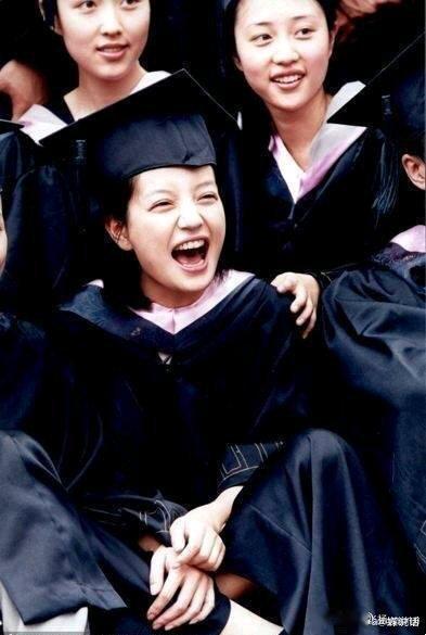 赵薇参加北电表演系96班聚会北京电影学院校史上的传奇人物，不可磨灭的大明星赵薇