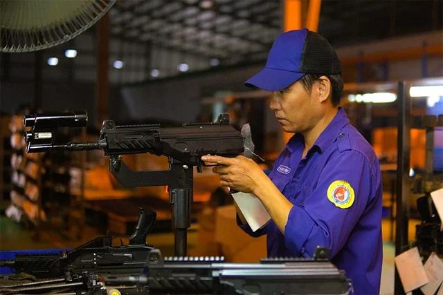 越南z111军工厂在出厂前测试stv突击步枪