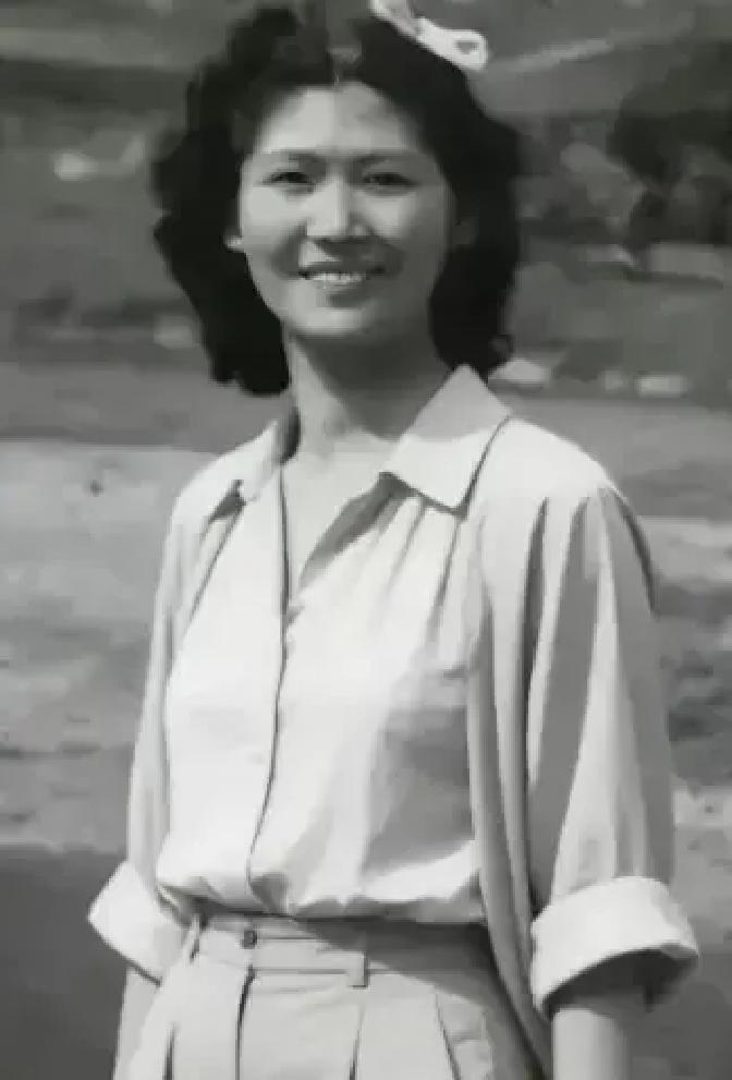 1914年，31岁的阎锡山娶了14岁的小妾，洞房当晚，阎锡山进门就对小姑娘说：“