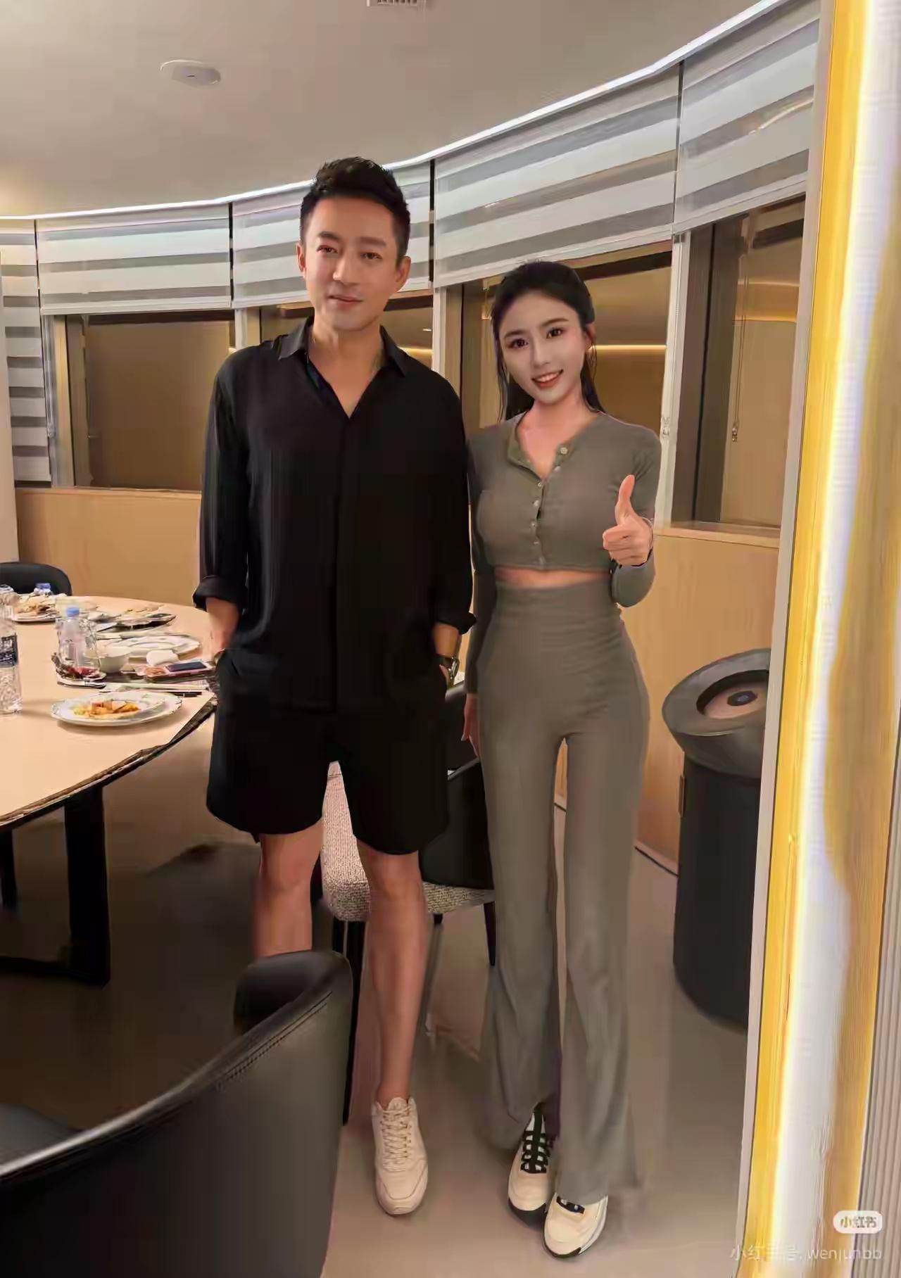 有钱人身边永远不缺美女。