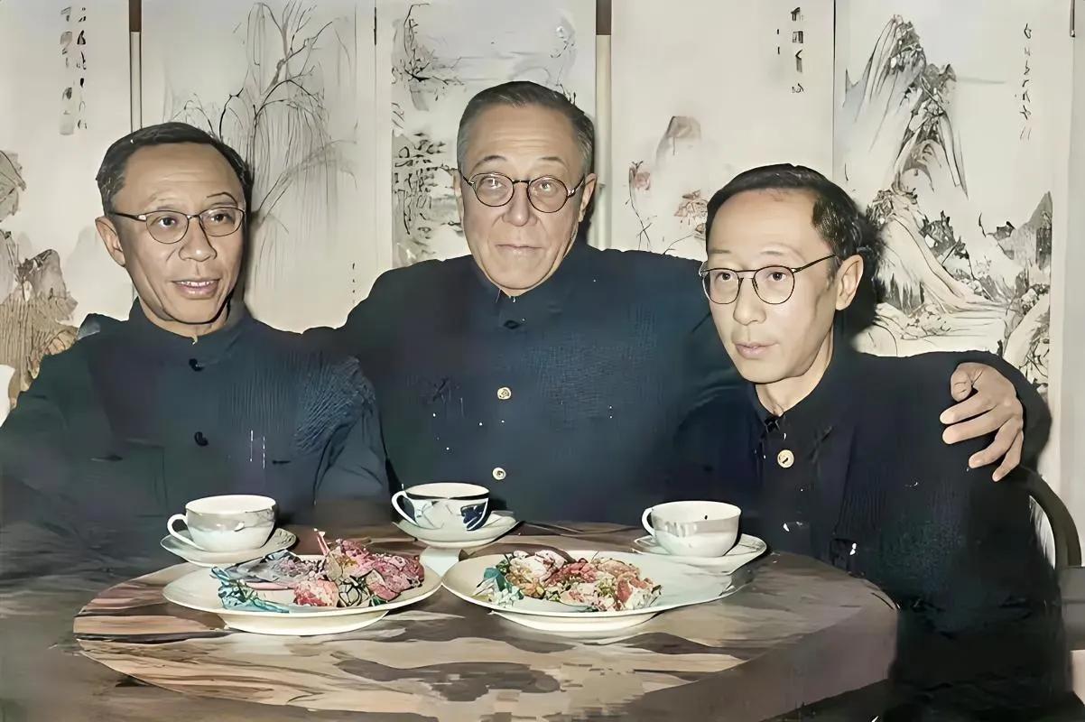 这是60年代初，“末代皇帝”叔叔载涛搂着两个侄儿溥仪和溥杰照片。新中国让他们