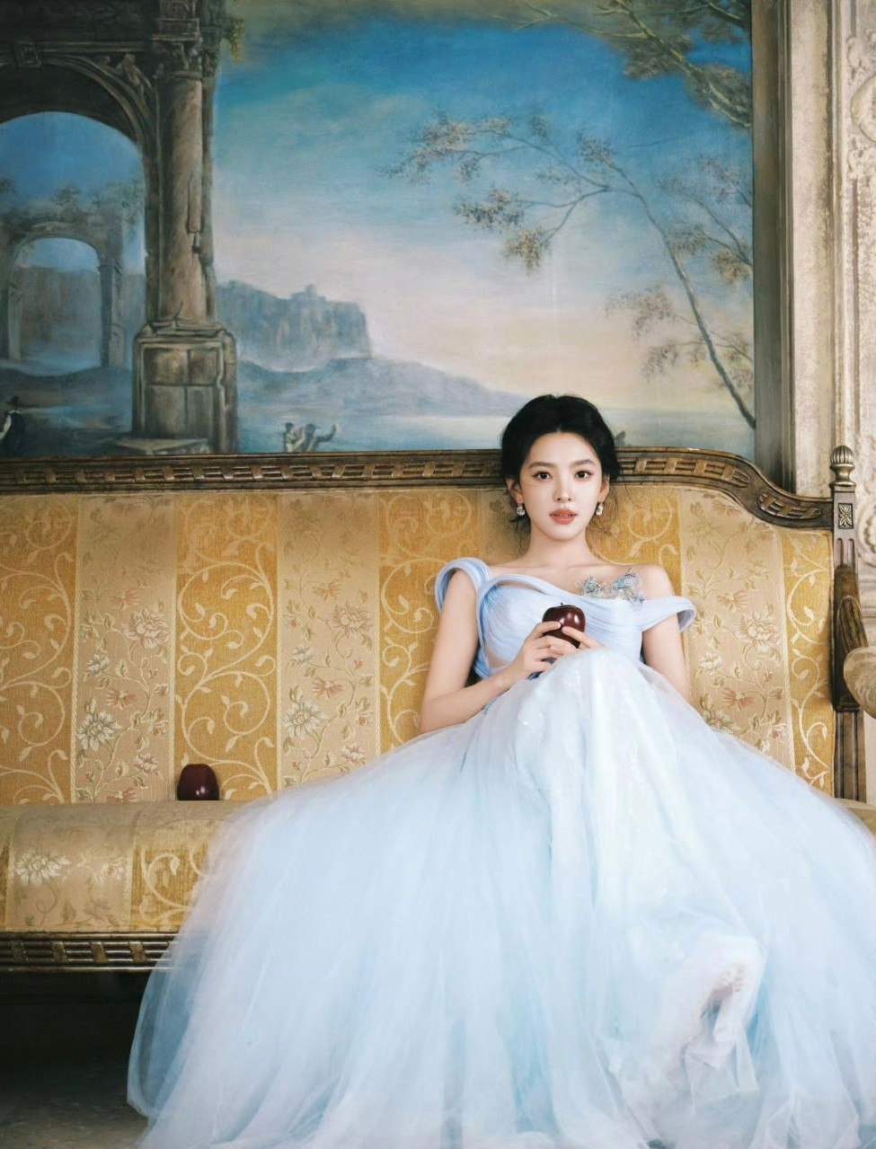 娱乐章若楠辛德瑞拉章若楠蓝色公主裙章若楠蓝色公主裙，看图片感觉香香的