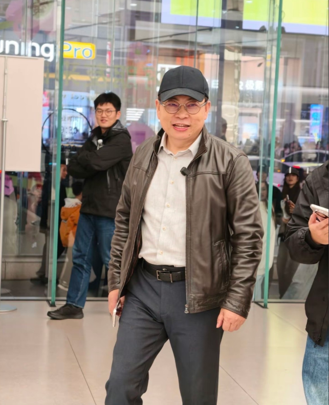 余承东现身长沙鸿蒙智行门店调研，着皮衣少年感十足，重点看了尊界S800，周末都不