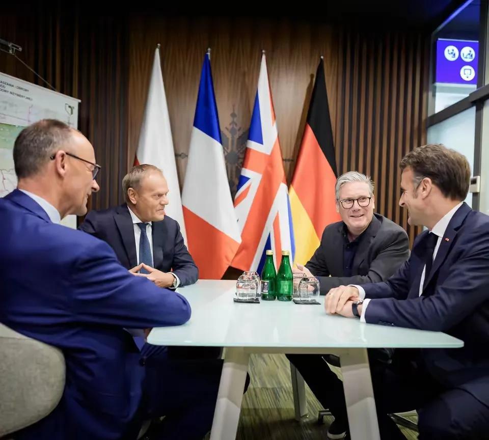 莫斯科胜利日大阅兵刚刚结束，乌克兰就可以叫板俄罗斯。据报道，英国首相斯塔默，德国