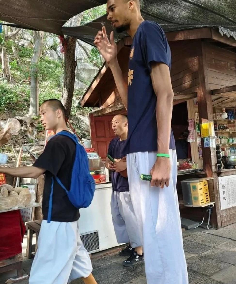 文班亚马真是接地气啊，跟少林寺僧人一样的吃斋念佛，在路边啃起了黄瓜。文班亚马在