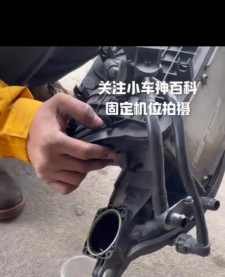 这是我见过最奇葩的故障。这是我见过最奇葩的故障：排气管冒蓝烟。修理师傅拆下进