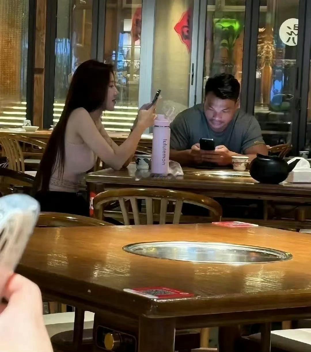 难怪那么多人买她直播间的东西，真人确实好看。​​​