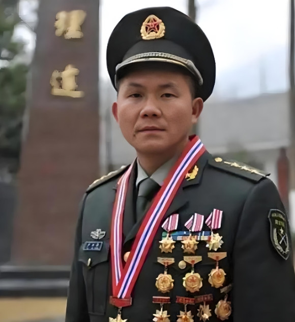2007年，一名军人在部队接受领导检查时，却突然发现他额头上有一道长长的刀疤，领