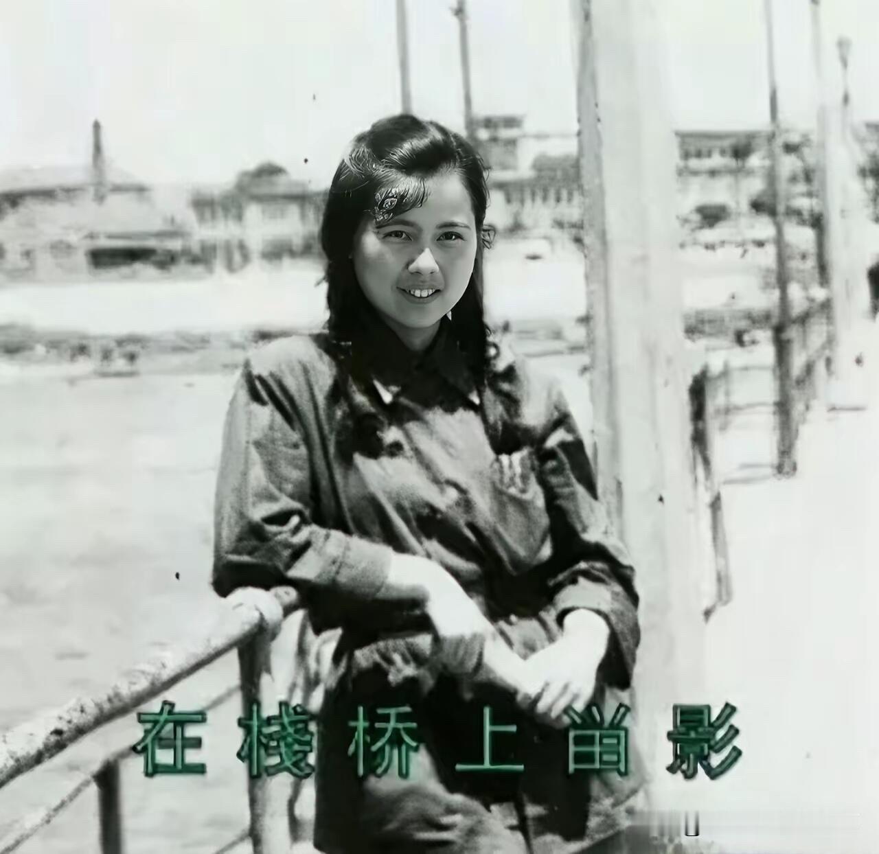 杨洁导演年轻的时候，妥妥的一枚大美女，青春美少女，气质大方，她扎着两个麻花辫子，