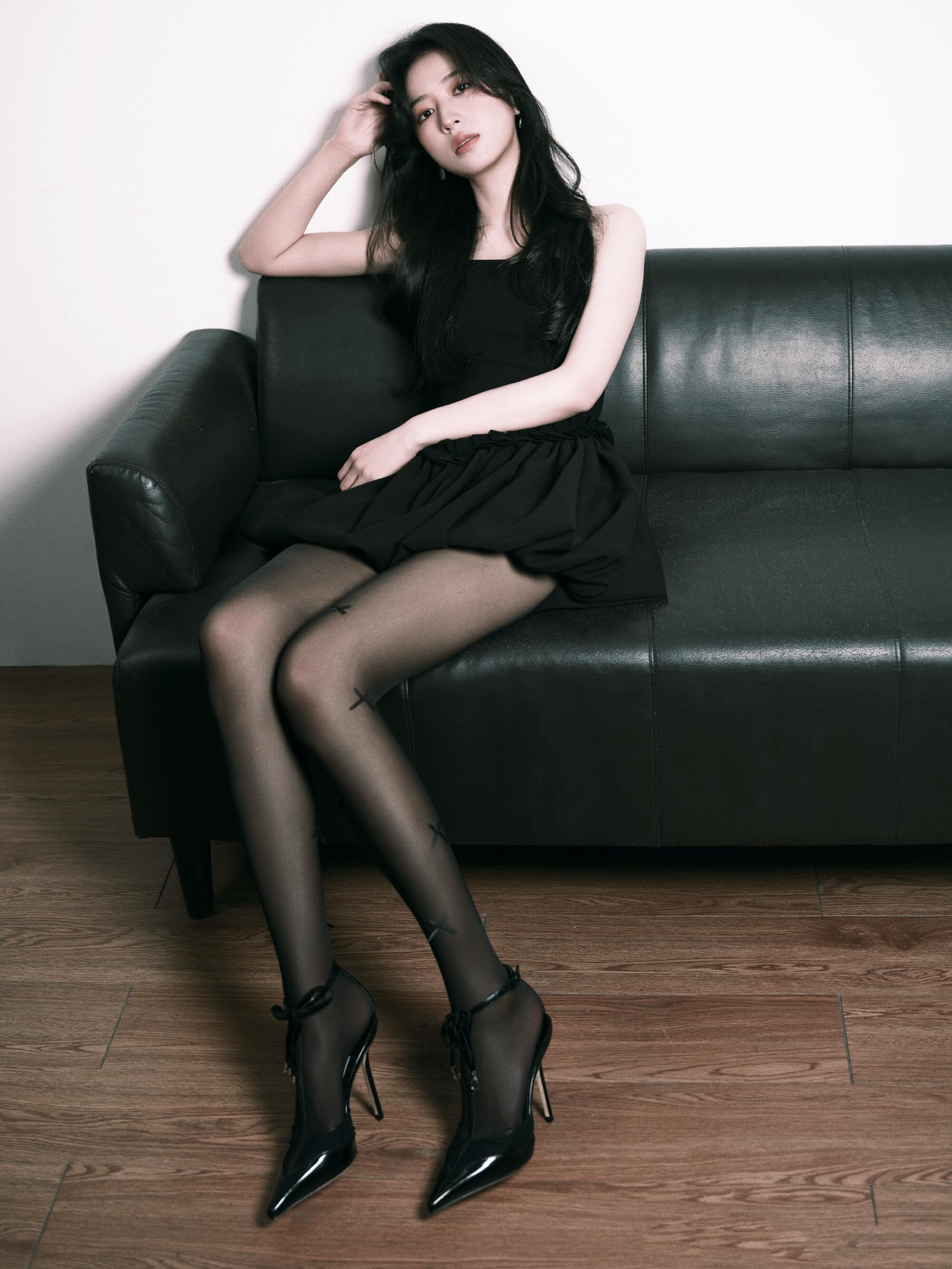 周雨彤小黑裙配丝袜妆造，美腿吸睛