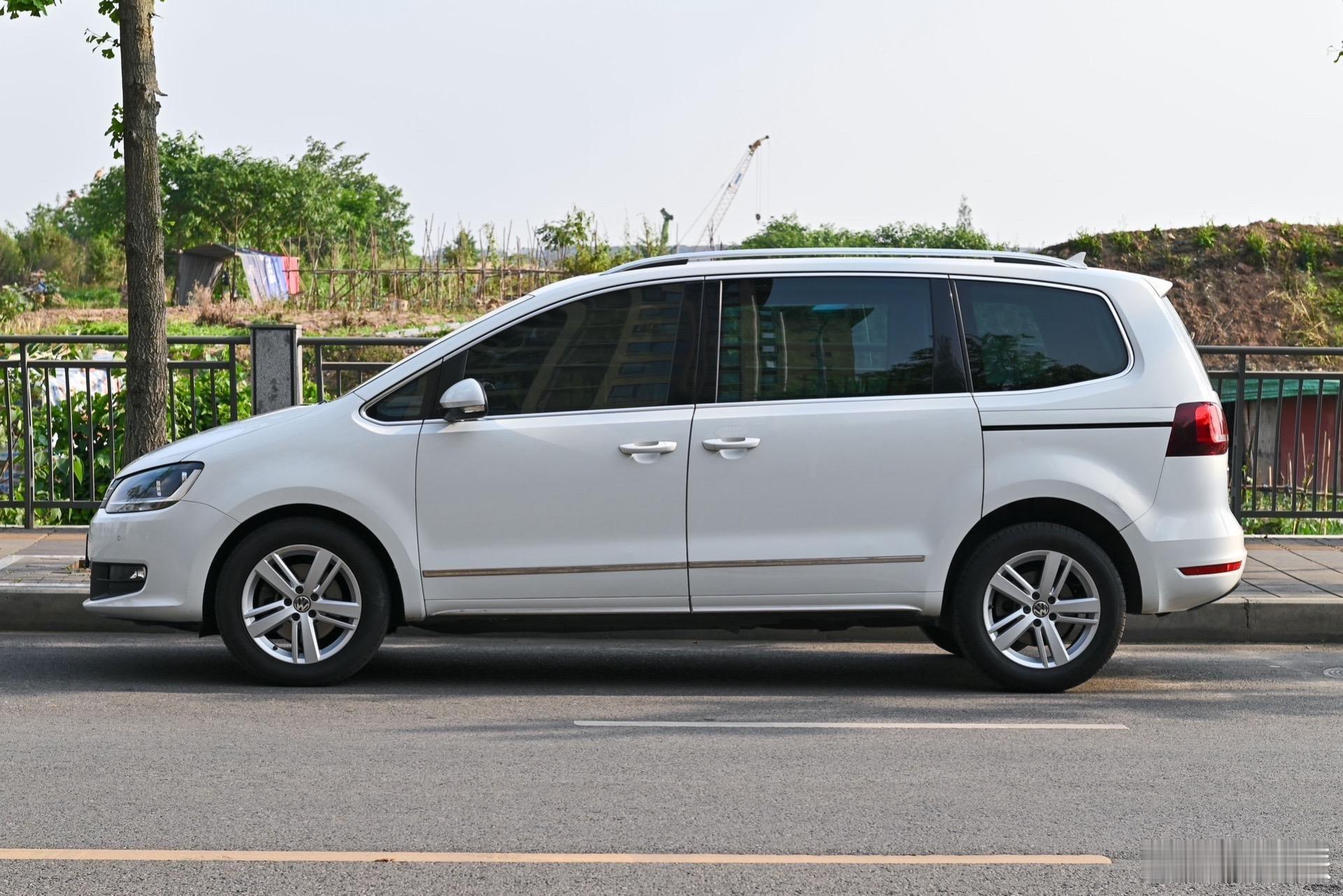 MPV市场火热，但大众夏朗却显得格格不入。夏朗采用2+3+2座椅布局，车宽有