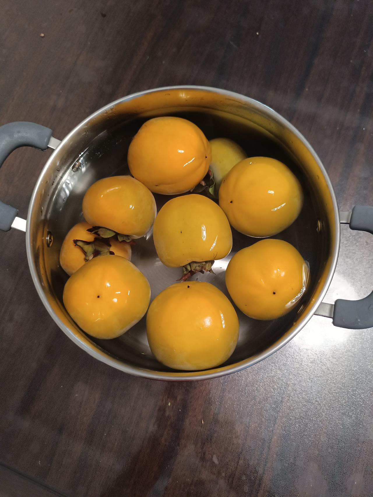 这是我揽的脆柿子，可好吃了，方法很简单，我把揽柿子的方法介绍给大家。揽柿子要