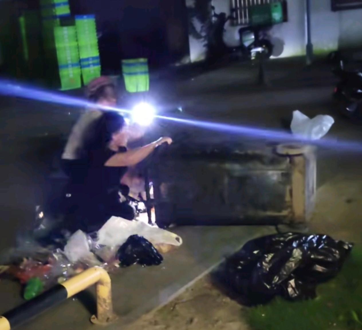 两个老人争抢一个垃圾桶里的垃圾，让人感慨：活着不易！发现这几年捡纸片、捡垃圾