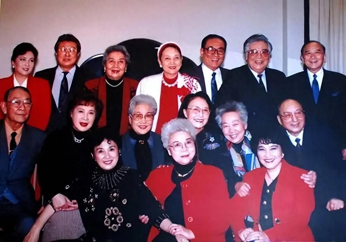 16位老艺术家的珍贵合影：我只认出了满头银发的田华，唇若樱桃的秦怡，喜容绽放