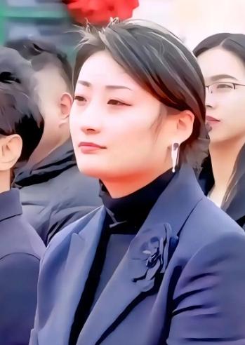 宗馥莉的独行商场玻璃门映出她的影子，卫衣帽子随意扣在头上。店员递过奶茶时
