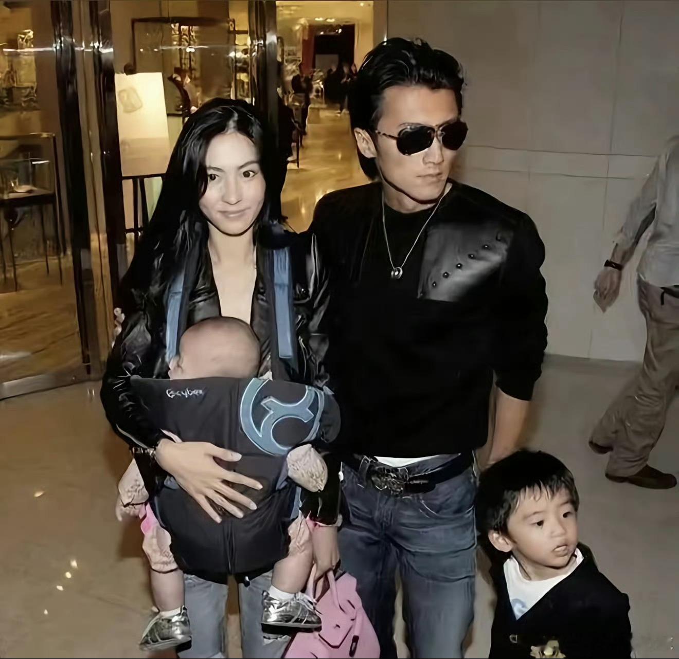 张柏芝与谢霆锋的儿子近照，大儿子都17岁了，小儿子也快14了，你觉得他们有继承到
