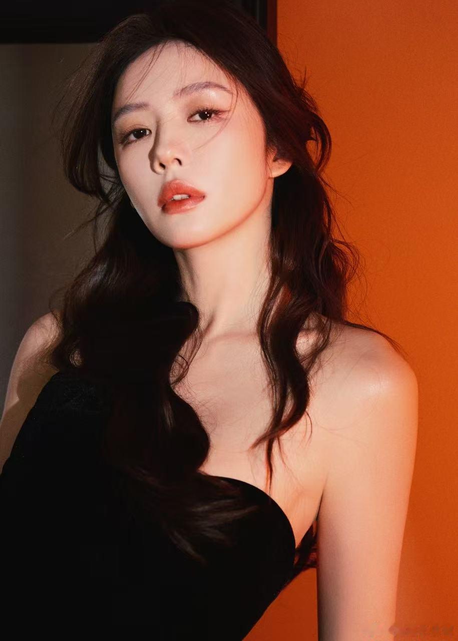 蔡文静抹胸长裙怎么美成这样黑色抹胸长裙给蔡文静的曲线加分无数，纤细的腰身和柔美