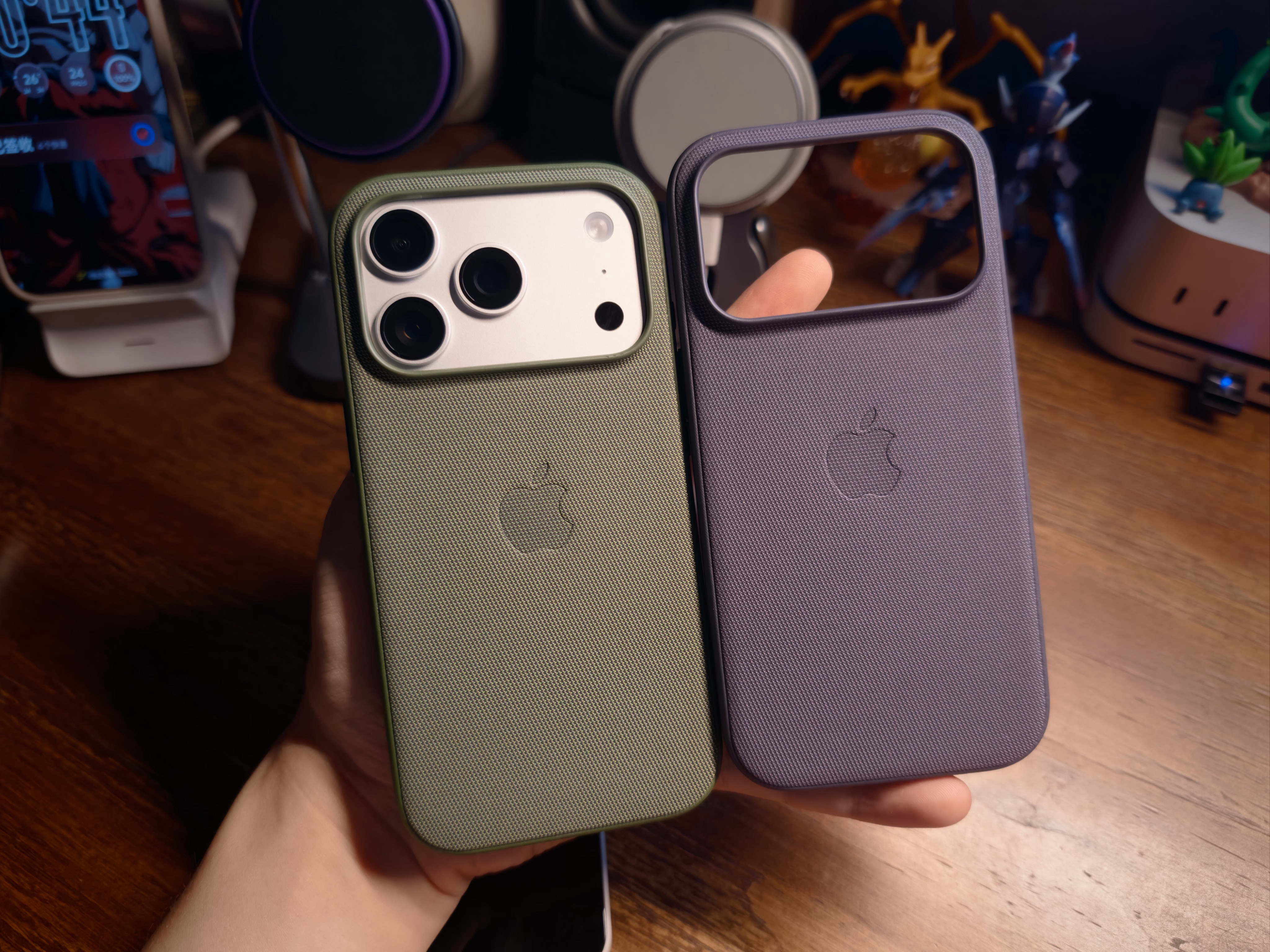 今年最喜欢的苹果官方壳是这款科技织物壳，跟朋友py交易又多了个紫色的换着用，手感