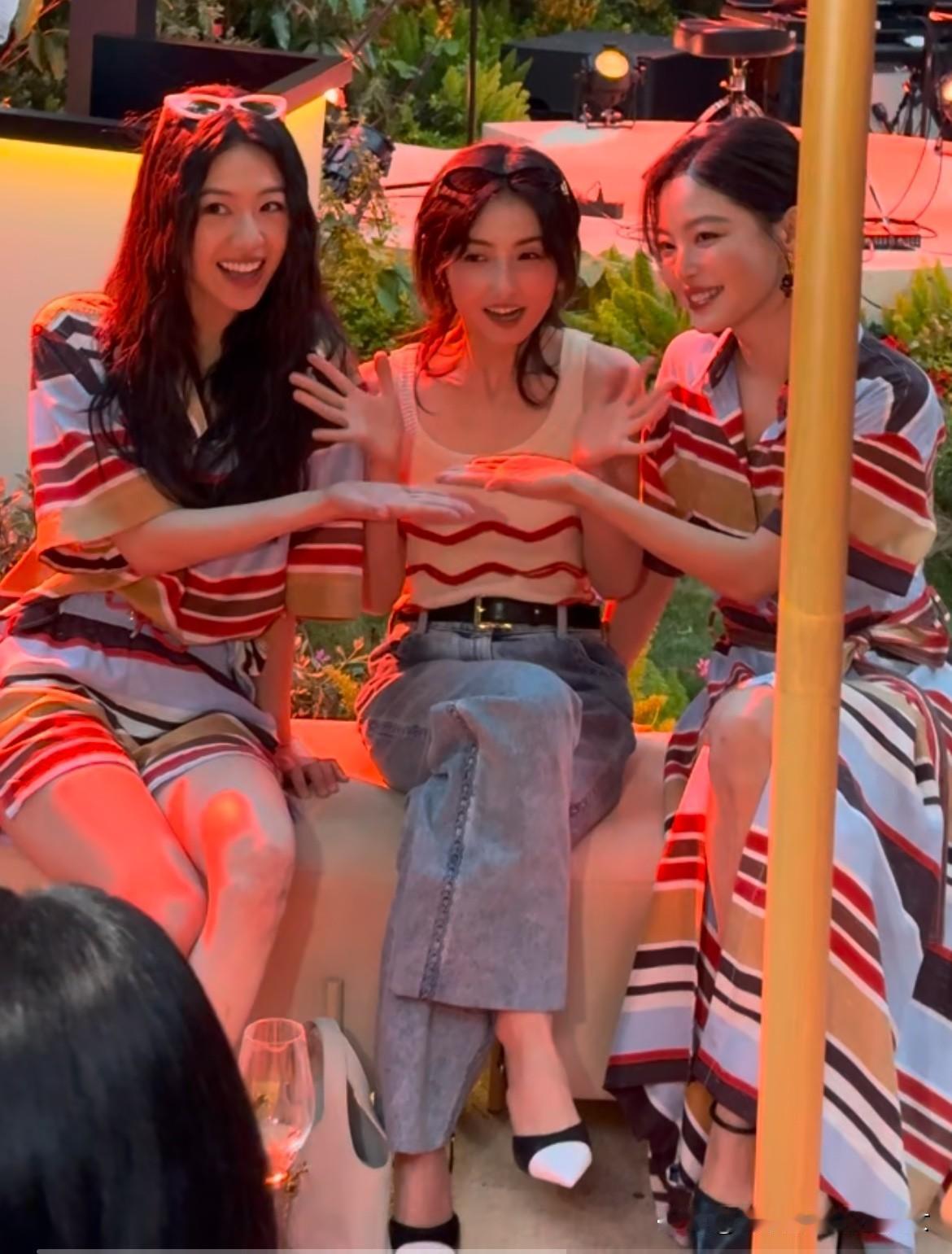 真好！被不抢C位的辛芷蕾惊艳，女明星们这样的气氛多和谐美好！今晚，CHANEL