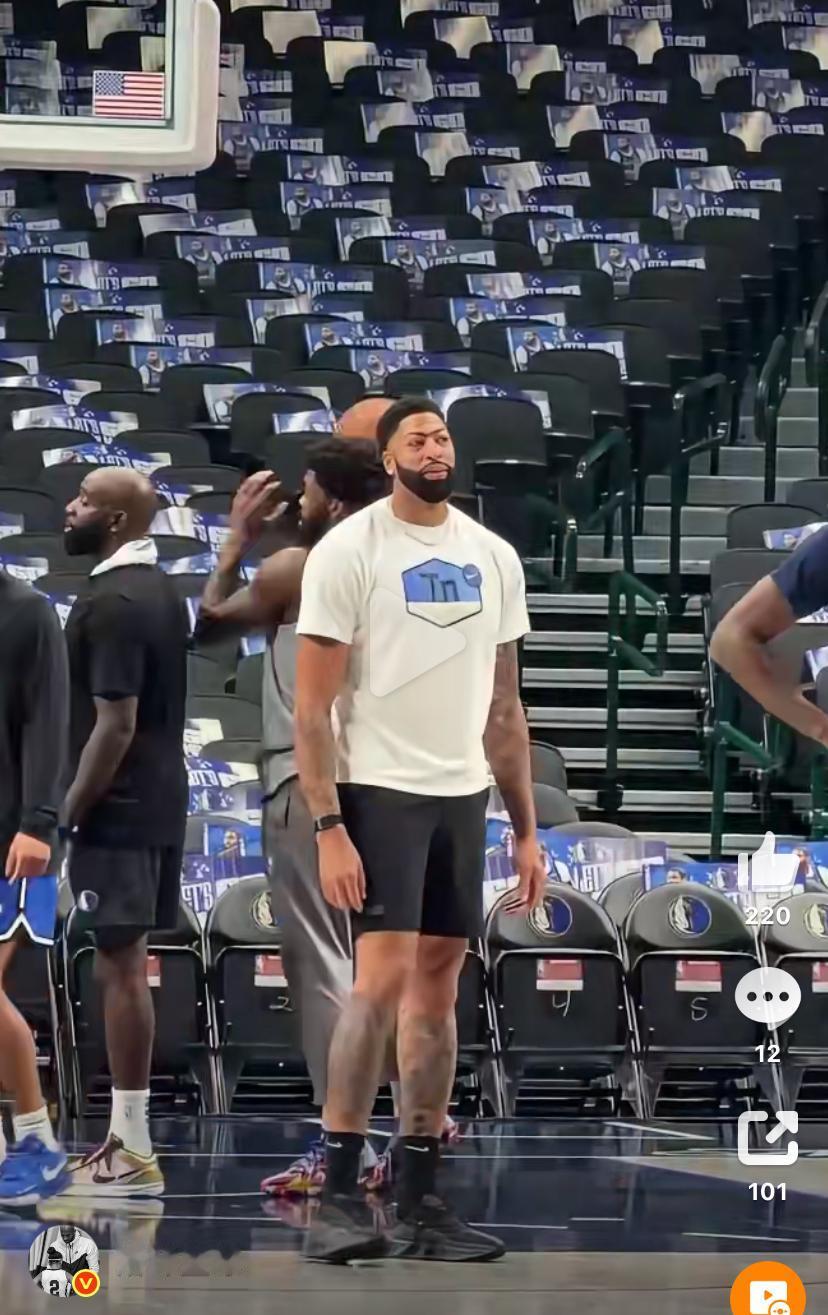 哈里森被解雇，美媒：下一步交易浓眉！从视频看浓眉身材确实发福了，跟湖人时期2个