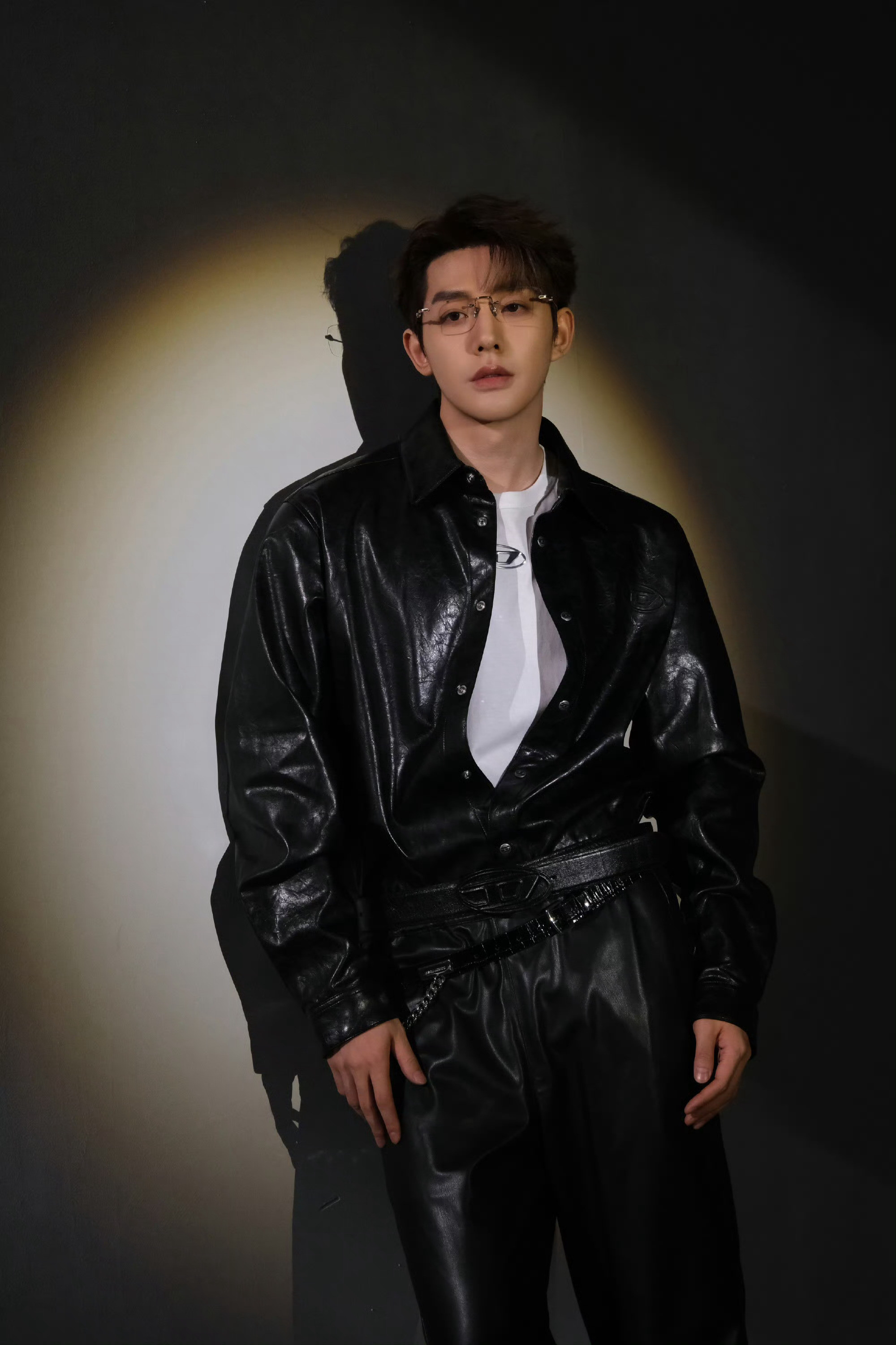 邓为inDIESEL📸一组营业大片，LOGO背心搭配皮夹克套装，点缀无框眼