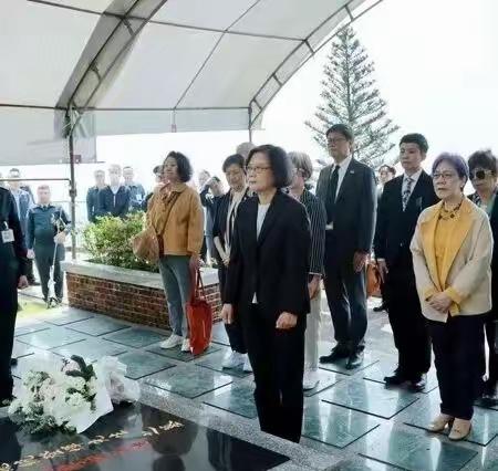 蔡英文清明“拜鬼”清明是中国人祭拜祖先、不忘根本的日子。蔡英文不去祭拜自己