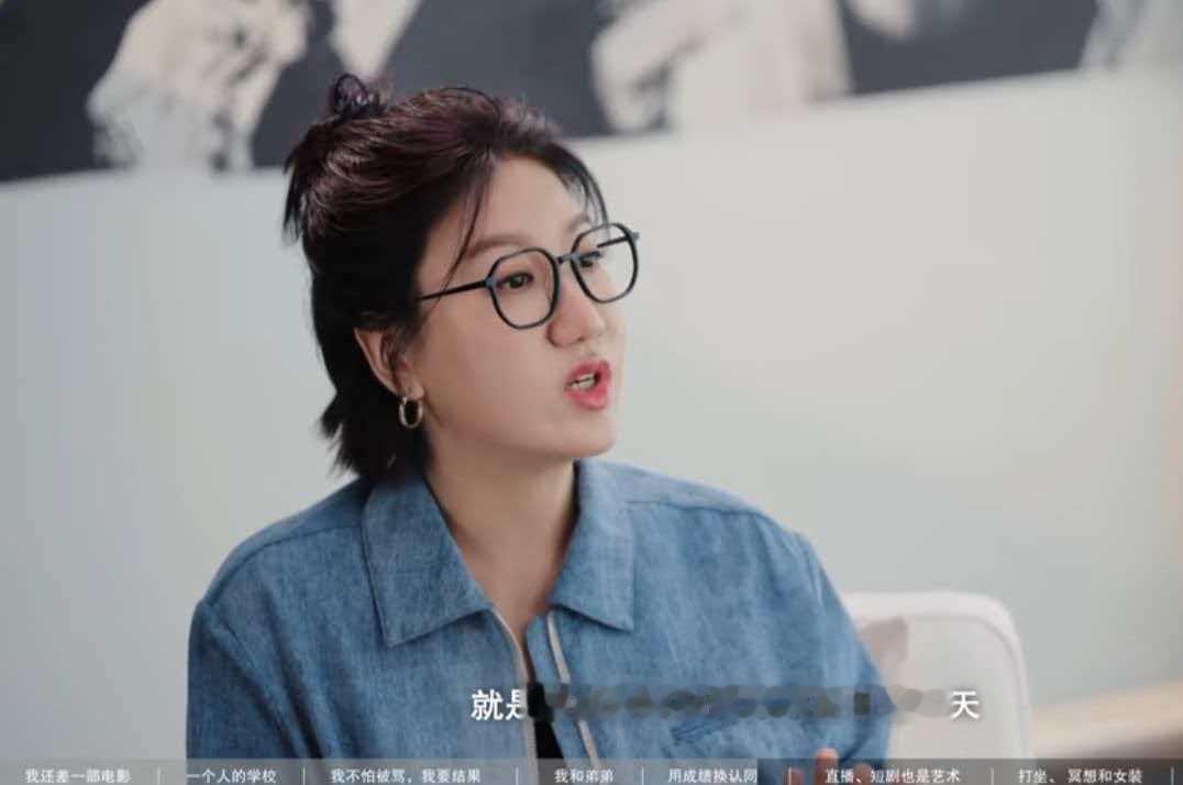 易立竞问向佐：“郭碧婷和你妈妈生日只差一天，都是摩羯座，你觉得她们像吗？”向佐：