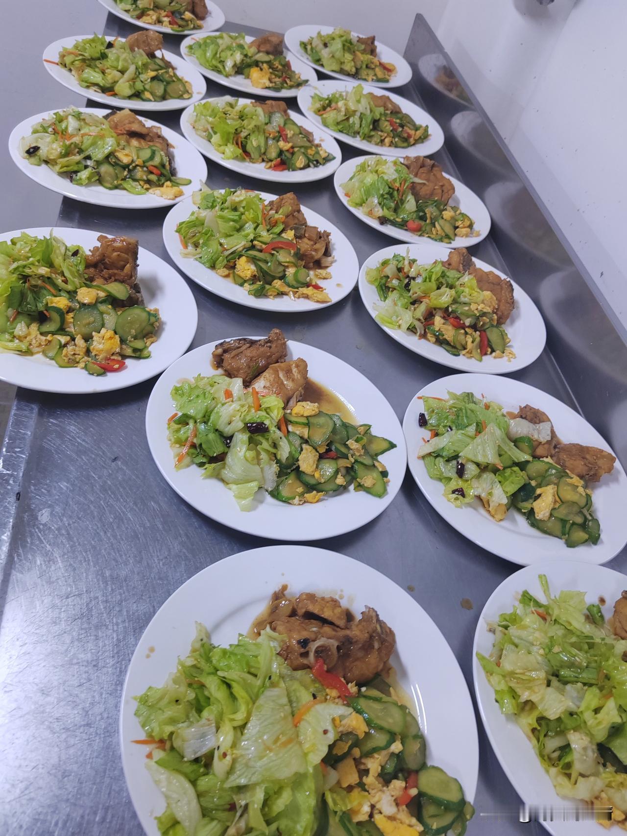 今天吃午餐的时候，发现每个人的餐位旁都有一罐七喜，我寻思今天有什么活动吗？就问了