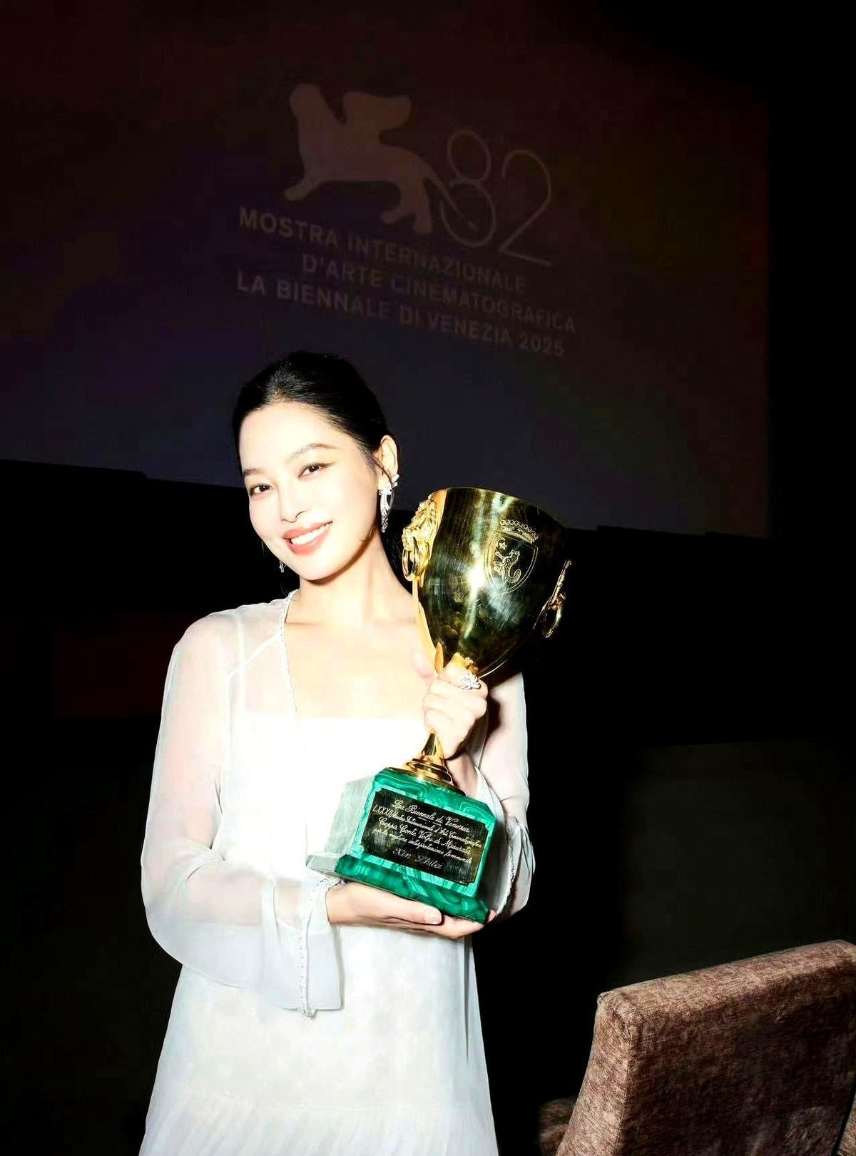 原来辛芷蕾并不是中戏表演系科班出身，她不过是经纪公司送去进修班学了半年表演，结