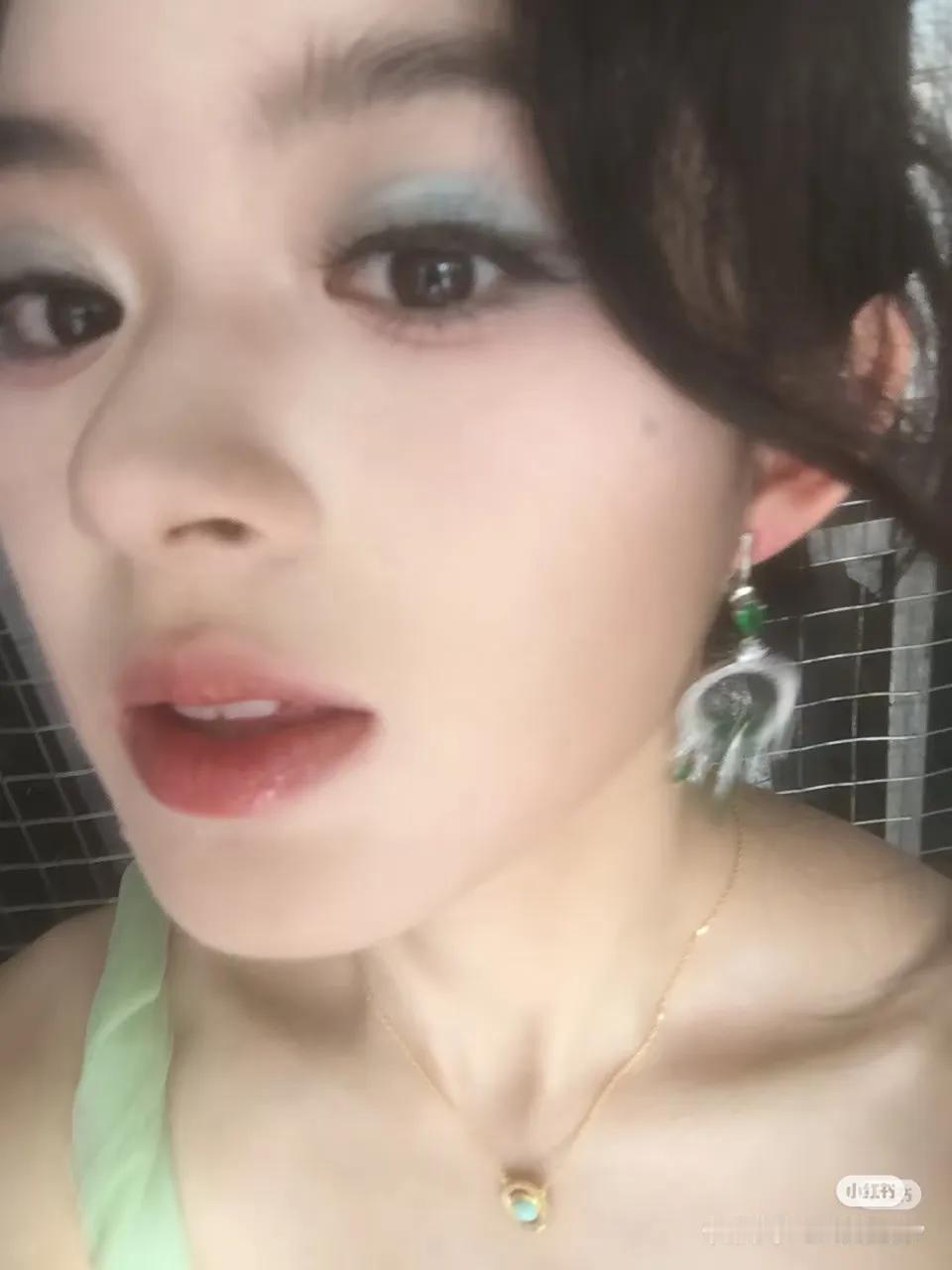 黄杨钿甜光自己的耳环特写就拍了3张，她肯定知道价格，试想一个女明星如果戴着是假的