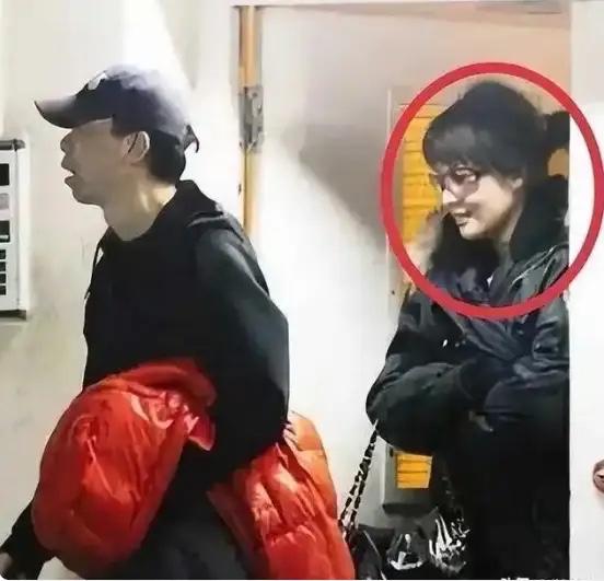 2009年卷入冯小刚夜宿门的前凤凰卫视主持人沈星，如今48岁，带着女儿定居香港，