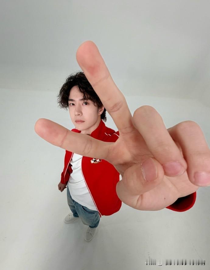 王一博的2026新年拍照姿势也太有巧思了！镜头前他用手掌比出2026的数字形