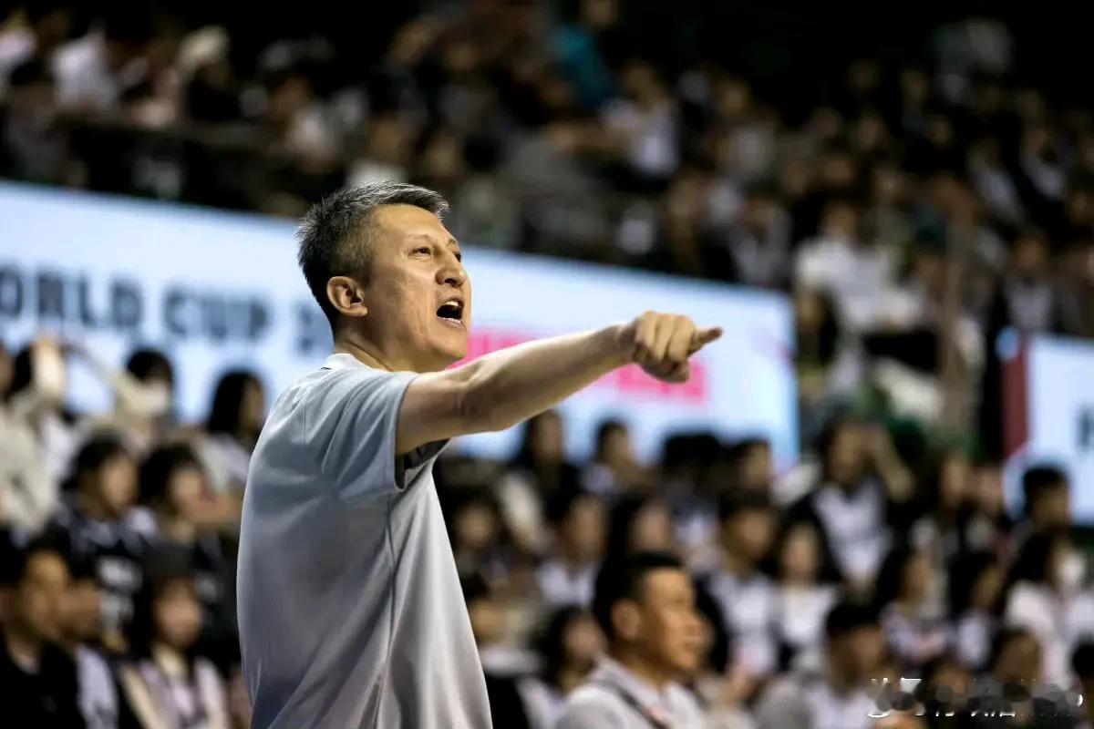 “请郭指导主动让贤，转而在国家队任助教！”著名媒体人付政浩，连篇累牍地向郭士强开