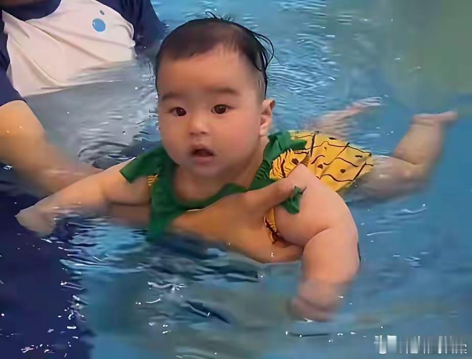 马筱梅带5个月儿子游泳，小汪宝儿下水怯生生，菠萝泳衣萌翻众人