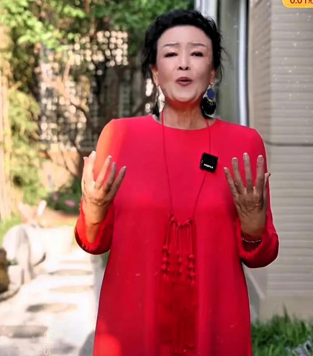 张兰发了视频，祝福儿子汪小菲和小梅结婚。视频里，张兰先说了她和汪小菲一起经历的苦