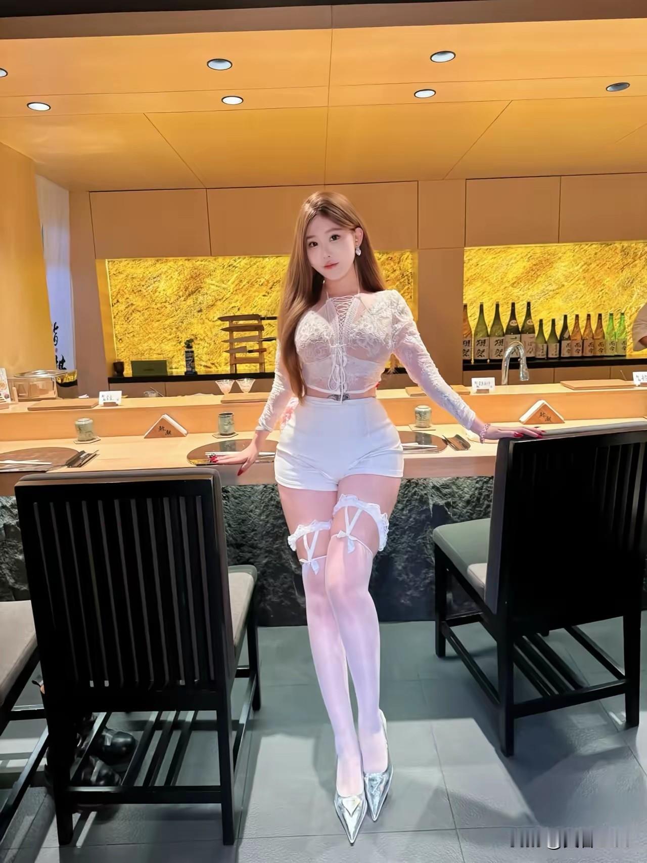 蕾丝袜大长腿，女子到底美不美？