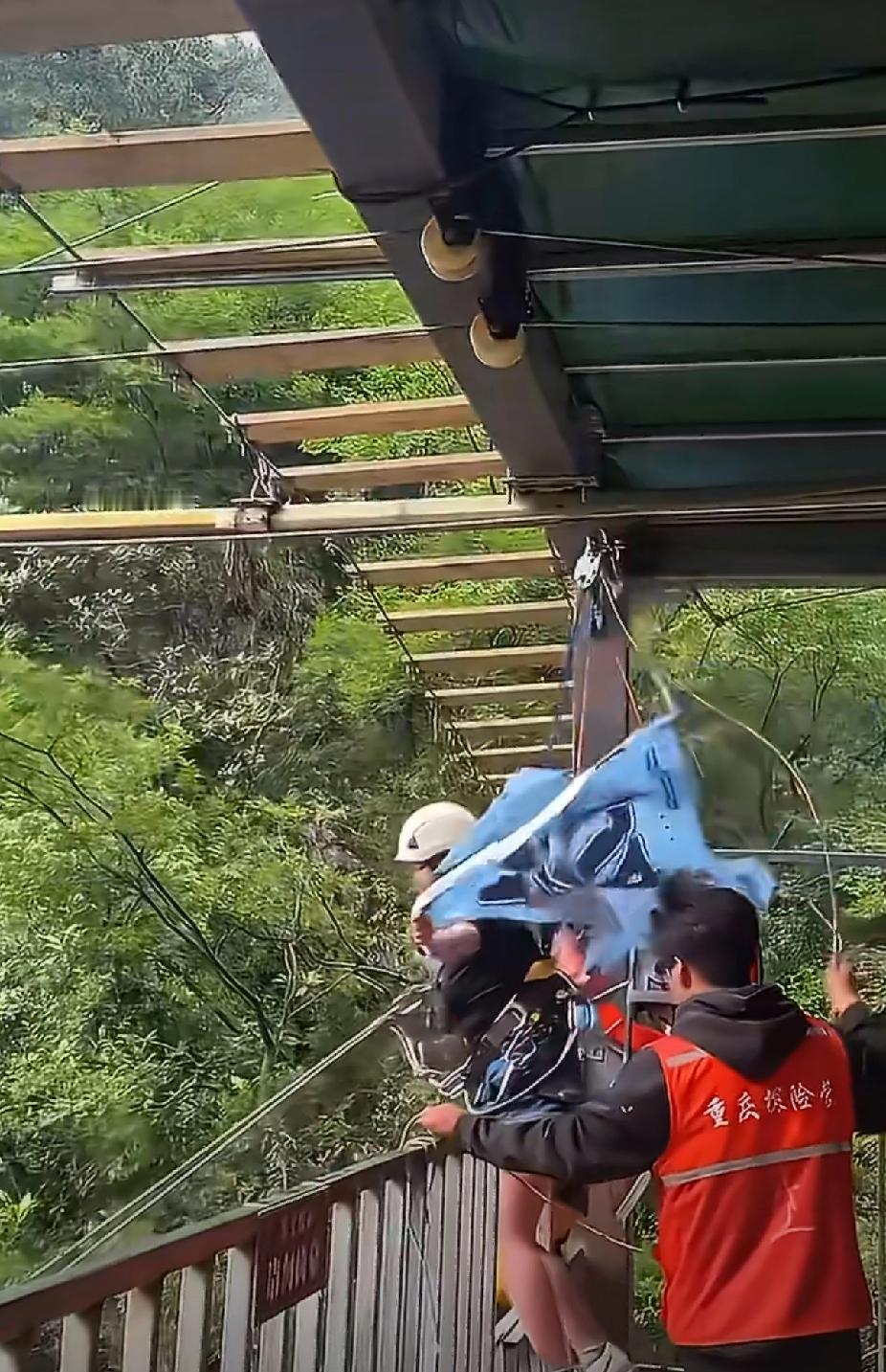 太痛心！网红悬崖秋千开业1个多月就出事，女子多次喊没绑紧仍坠亡女子坠亡悬崖