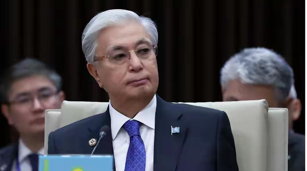 托卡耶夫上任给他留下来的摊子是大总统体制，现在他搞成西方议会制，也是终结过去的人