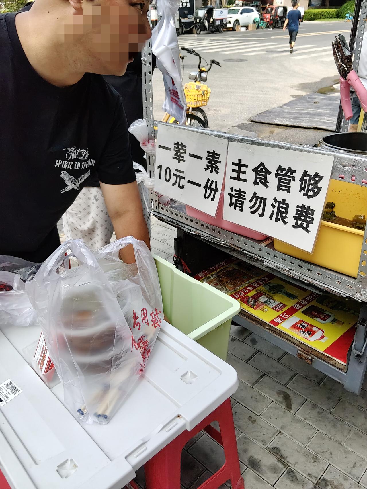工地前的街边盒饭我家附近有个新开工不久的楼盘工地，我常在工地对面等公交。赶上饭