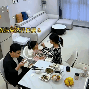 晚上吃完饭时，老公边擦嘴边问：“家里钱还够不够用？”正在给娃喂饭的老婆连忙说：“