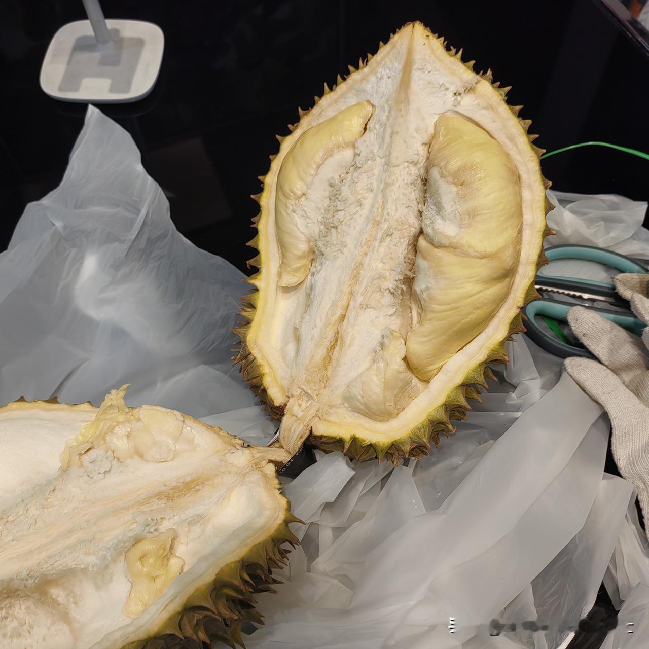 女儿今天花136元，在盒马给我买了一个榴莲，快递刚刚送到家里。女儿提前没给我