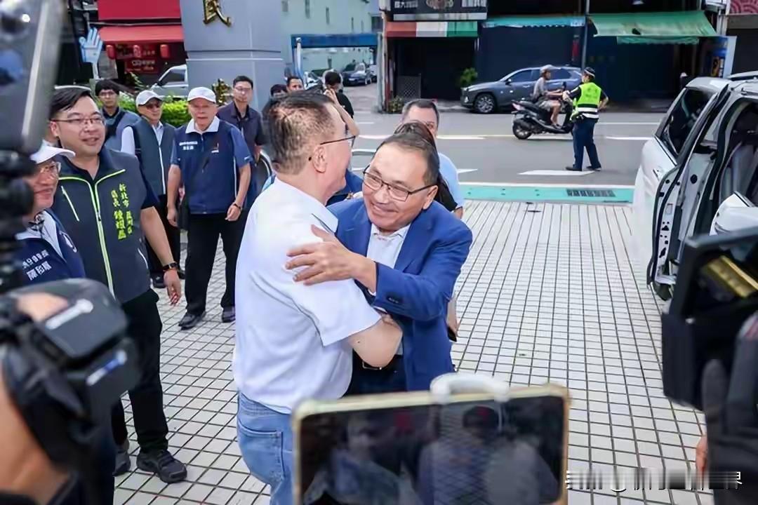 侯友宜用拥抱再次力挺李四川。侯友宜参加活动的时候，李四川也在现场，两人见面后紧紧