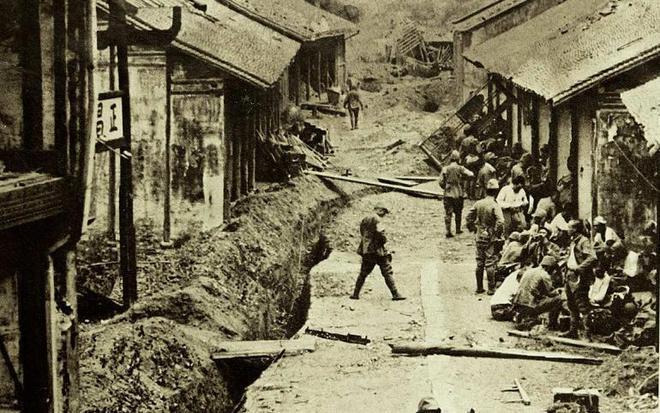 1940年，宋喜梅正在锄草。突然，五六个日本兵撕扯她的衣服，将她扑倒在田地里，就