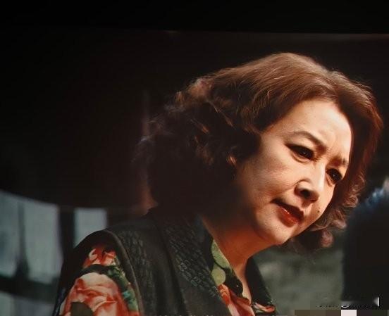 江珊上了年纪之后，看上去刻薄又显凶。脸型崎岖不平，颧骨突出、下颌方、太阳穴凹陷。