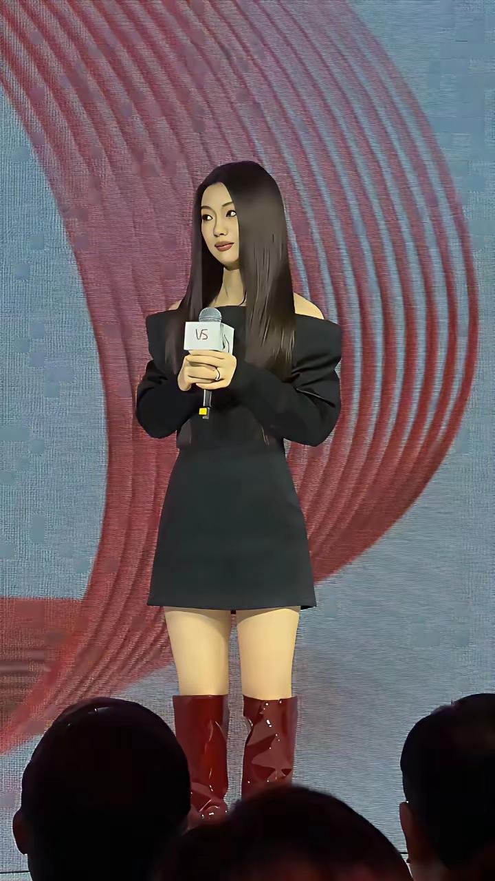 3月31日单依纯现身上海沙宣活动现场！单依纯在版权风波后，昨天首次亮相上海沙宣