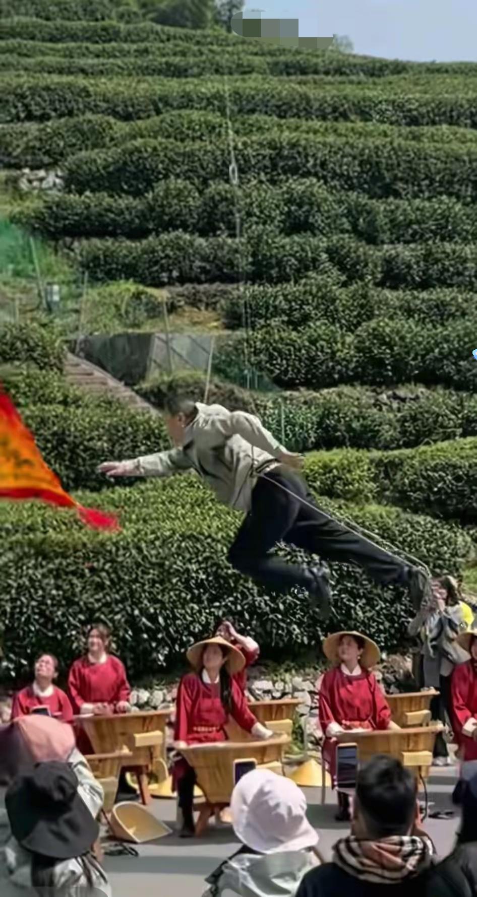 谁的DNA动了！李亚鹏杭州茶园吊威亚，令狐大侠瞬间梦回江湖！为自家茶叶品牌拍