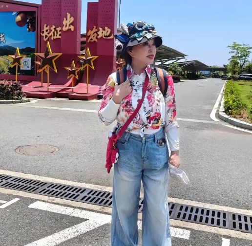 难道刘晓庆的助理都不提醒一下的吗看到刘晓庆在赣州穿的牛仔裤，真不知道这是裤子买